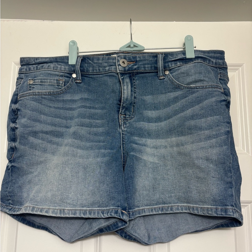 Torrid Jean shorts with lightening embroidery detail size 16